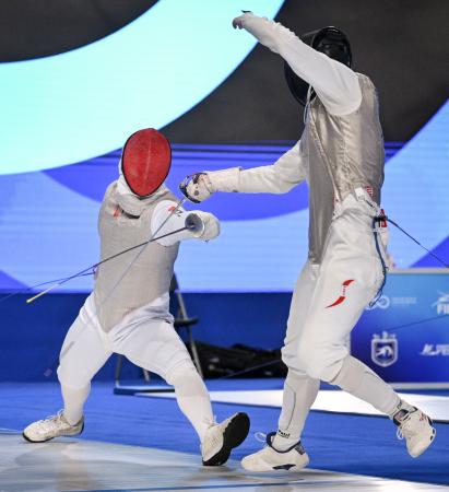 男子フルーレ個人予選 ペルー選手(手前)と対戦する松山恭助=トビリシ(共同)