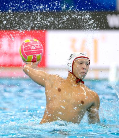 男子9、10位決定戦 日本―ルーマニア 第1ピリオド、ペナルティースローを決める渡辺=シンガポール(共同)