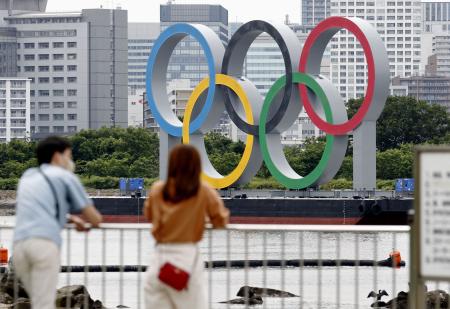 東京・お台場の五輪マークのモニュメント=2021年6月