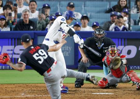 ツインズ戦の9回、4試合連続本塁打となる2ランを放つドジャース・大谷。投手デュラン=ロサンゼルス(共同)