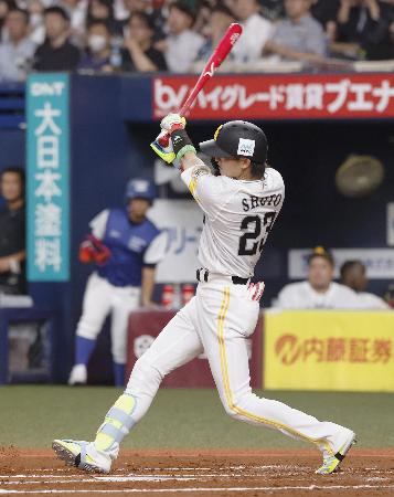 2回全パ1死一、三塁、周東が右前に先制打を放つ=京セラドーム