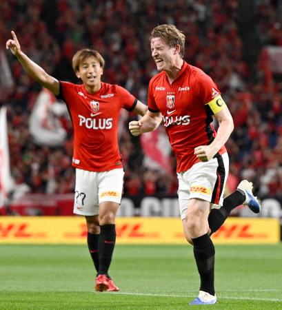 浦和―湘南 前半、先制ゴールを決め駆け出す浦和・ホイブラーテン(右)=埼玉スタジアム