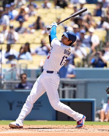 ツインズ戦の１回、５試合連続本塁打となる３７号ソロを放つドジャース・大谷＝ロサンゼルス（共同） 