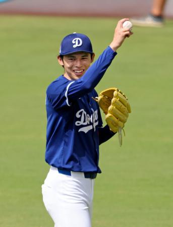 試合前練習で笑顔を見せるドジャース・佐々木＝ロサンゼルス（共同） 