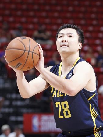 フリースローをする富永啓生＝ラスベガス（ＮＢＡＥ・ゲッティ＝共同 