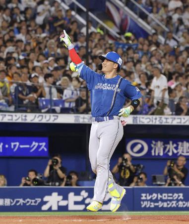 ４回、本塁打を放ち笑顔でポーズをとる全パ・清宮幸＝横浜 