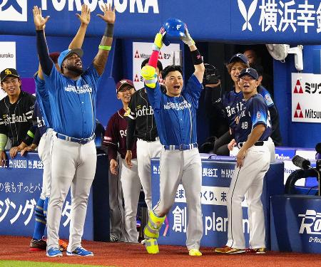 4回、本塁打を放ちベンチ前でポーズをとる全パ・清宮幸(中央)=横浜