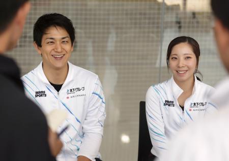 練習を終え、取材に応じる三浦璃来（右）、木原龍一組＝２４日、オークビル（共同） 