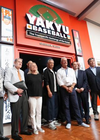 米野球殿堂博物館の「日米野球展」の開幕式に出席したイチローさん(中央)。右端は野茂英雄さん=24日、ニューヨーク州クーパーズタウン(共同)
