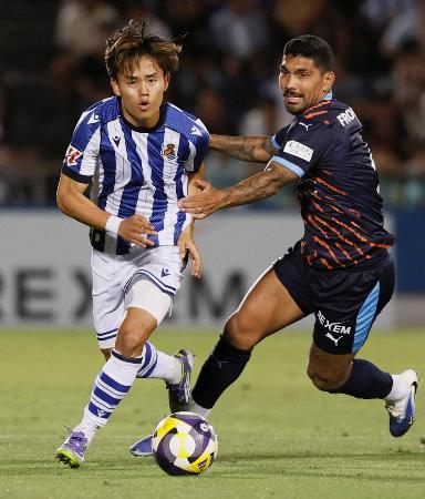 横浜ＦＣ―Ｒソシエダード　前半、競り合うレアル・ソシエダードの久保（左）＝ニッパツ 