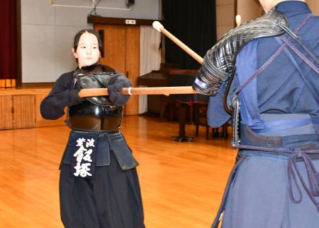 銃剣道の稽古で相手を突く飯塚蘭さん＝１５日、岩手県紫波町 