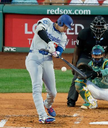 レッドソックス戦の３回、右前打を放つドジャース・大谷＝ボストン（共同） 