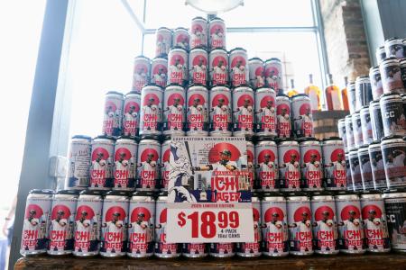 バットを構えるイチローさんが描かれた缶ビール=25日、ニューヨーク州クーパーズタウン(共同)