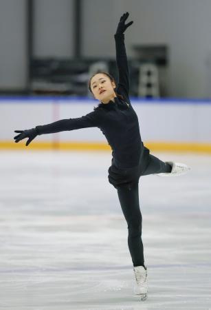全日本ジュニア強化合宿で練習する島田麻央＝関空アイスアリーナ 