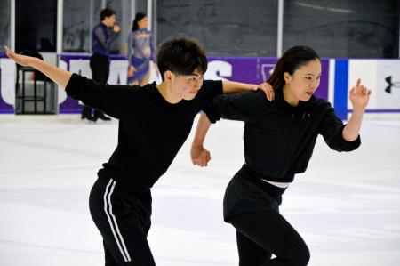 練習するアイスダンスの吉田唄菜(右)、森田真沙也組=カナダ・ロンドン(共同)