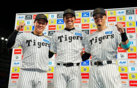 お立ち台でポーズをとる阪神の(左から)大山、才木、佐藤輝=甲子園