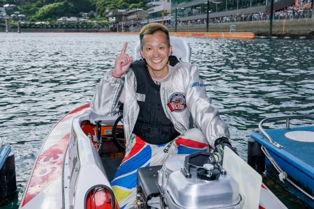 第30回オーシャンカップで優勝し、ポーズをとる西山貴浩=ボートレース徳山