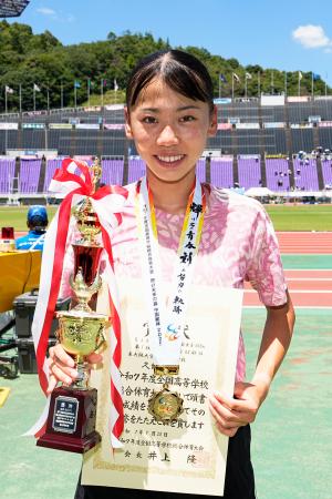 女子８００メートルで３連覇した東大阪大敬愛の久保凜＝ホットスタッフフィールド広島 