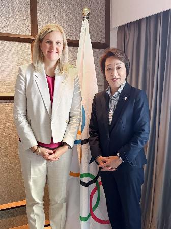 IOCのコベントリー会長(左)と初会談したJOCの橋本聖子会長=28日、シンガポール(JOC提供・共同)