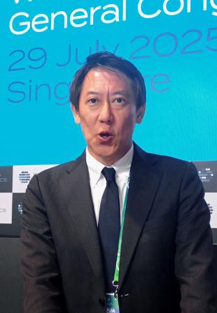 世界水連の理事に再選され、取材に応じる鈴木大地氏=29日、シンガポール(共同)