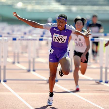男子110メートル障害決勝(タイムレース) ゴールする東京の古賀ジェレミー=ホットスタッフフィールド広島
