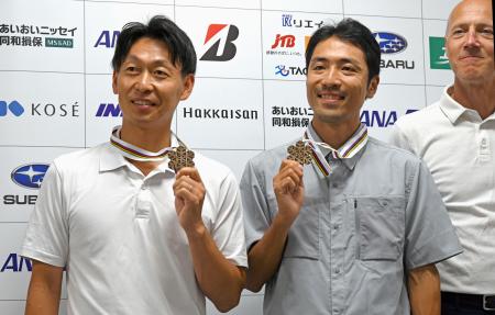 2019年のノルディックスキー世界選手権複合団体の銅メダルを授与され、ポーズをとる(左から)永井秀昭さんと渡部善斗=29日、東京都新宿区