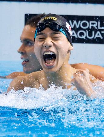 男子200メートル自由形決勝でゴールしガッツポーズする村佐達也。1分44秒54の日本新記録で銅メダルを獲得した=シンガポール(共同)