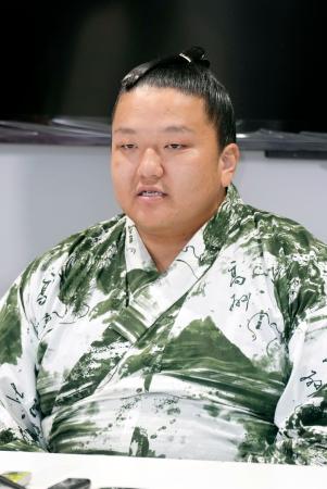 新十両昇進を決め、記者会見する朝白龍=30日、IGアリーナ