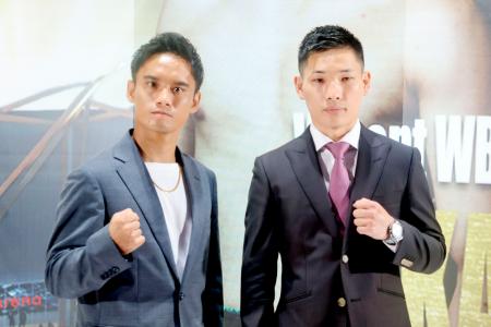 WBAミニマム級王座決定戦に向けた記者会見でポーズをとる高田勇仁(左)と松本流星=30日、東京都内