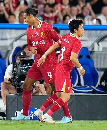 横浜Ｍ―リバプール　後半、途中出場するリバプールの遠藤。左はファンダイク＝日産スタジアム 