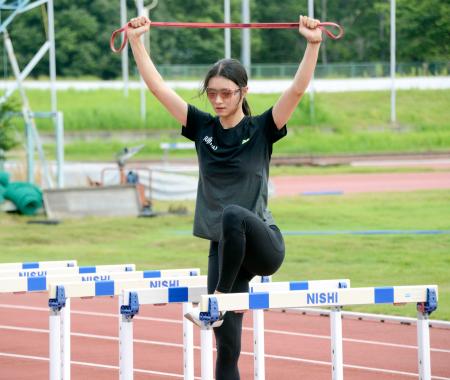 練習を公開した陸上女子100メートル障害の田中佑美=茨城県つくば市
