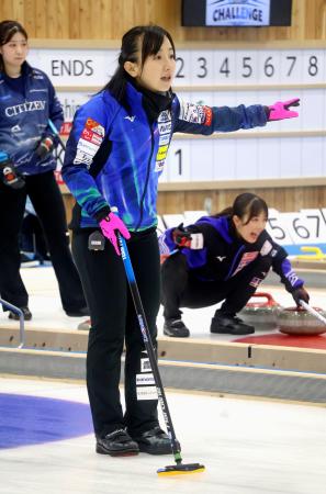 今季初戦の北海道銀行戦で指示を出すロコ・ソラーレの藤沢=北海道稚内市