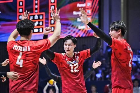 準々決勝のポーランド戦で得点を喜ぶ日本の高橋藍（中央）＝寧波（Ｖｏｌｌｅｙｂａｌｌ　Ｗｏｒｌｄ提供・共同） 