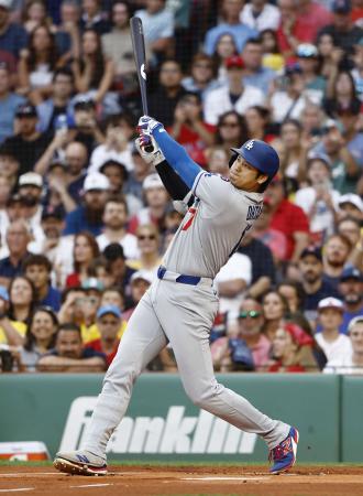 ７月２６日のレッドソックス戦で３８号本塁打を放つドジャース・大谷＝ボストン（ゲッティ＝共同） 