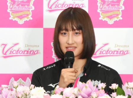 記者会見するバレーボール女子日本代表の秋本美空=1日、東京都内