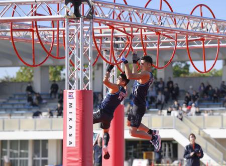 近代五種の全日本選手権で実施された障害物レース=2024年11月、愛知県安城市