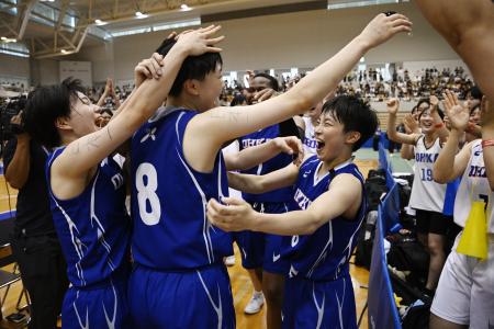優勝を果たし、大喜びする桜花学園の選手たち=ジップアリーナ岡山