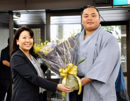 大相撲名古屋場所で初優勝し、出身地の千葉県柏市で太田和美市長(左)に優勝報告した琴勝峰=1日、柏市役所