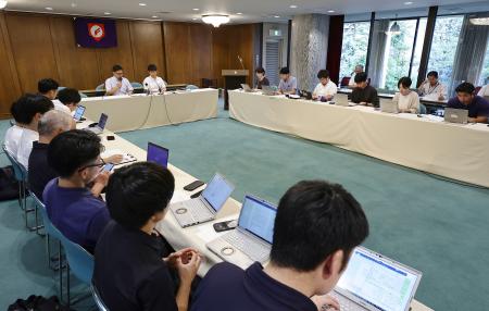 理事会でDH制を導入することを決め、開かれた日本高野連の記者会見=1日午後、大阪市西区