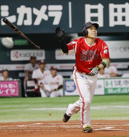 1回ソフトバンク1死一塁、近藤が右越えに先制2ランを放つ=みずほペイペイドーム