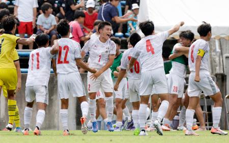 大津とのPK戦を制して初優勝を決め、喜ぶ神村学園イレブン=Jヴィレッジ