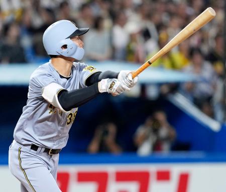 4回阪神1死、小幡が中越えに本塁打を放つ=神宮