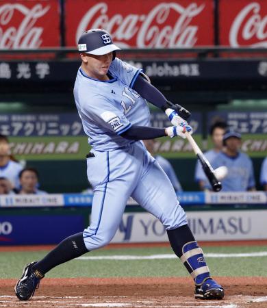 10回西武1死、代打村田が左越えに同点本塁打を放つ=ベルーナドーム