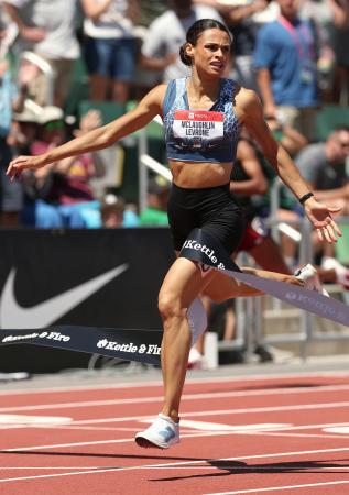 女子400メートル決勝でゴールするシドニー・マクラフリンレブロニ=ユージン(ゲッティ=共同)