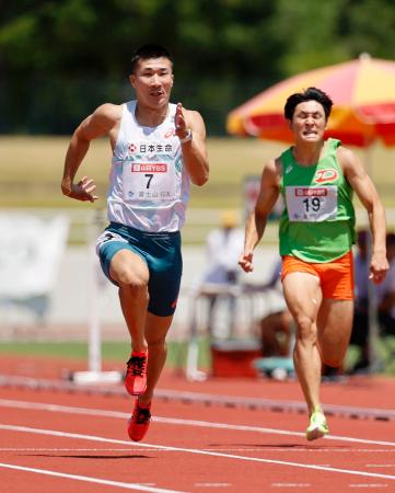 陸上の富士北麓ワールドトライアルの男子100メートル予選で力走する桐生祥秀(左)。9秒99をマークした=富士山の銘水スタジアム