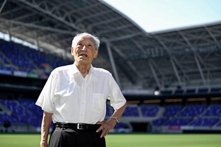 新スタジアム「エディオンピースウイング広島」を眺める、サッカーJ1広島の初代総監督などを務めた今西和男さん。4歳の時に現在の広島駅近くの自宅で被爆した