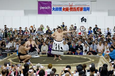 大阪・関西万博で開催された大相撲の夏巡業で、土俵入りを披露する横綱大の里=3日、大阪市此花区の夢洲