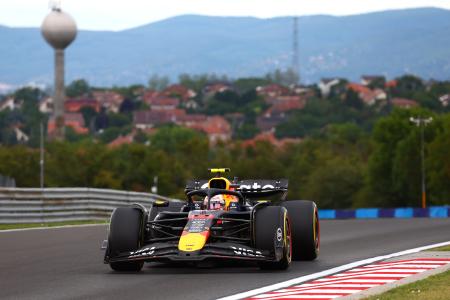 F1ハンガリーGP決勝、疾走するレッドブルの角田裕毅=3日、ブダペスト近郊(ゲッティ=共同)