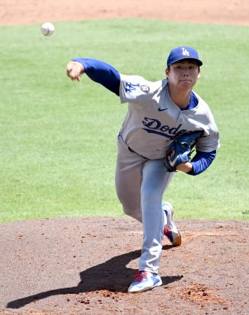 レイズ戦で10勝目を挙げたドジャースの山本由伸=3日、タンパ(AP=共同)