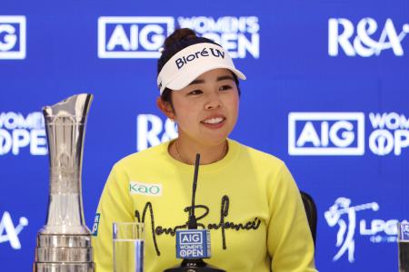 記者会見で優勝の喜びを語る山下美夢有=3日、ポースコール(ゲッティ=共同)